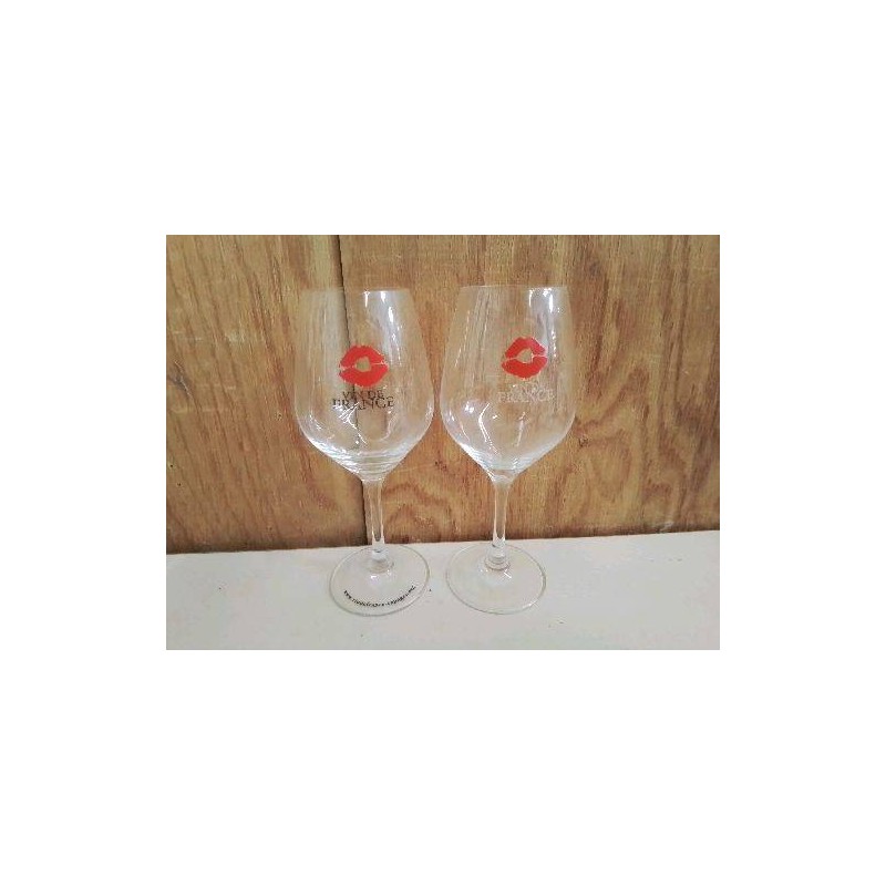 LOT DE 4 VERRES A VIN