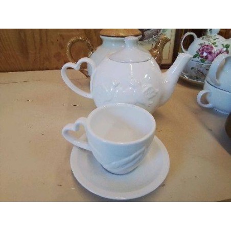 THÉIÈRE BLANCHE ET SA TASSE 