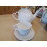 THÉIÈRE BLANCHE ET SA TASSE 