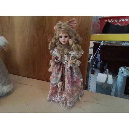 POUPÉE DE PORCELAINE 