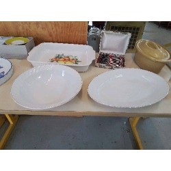 PLAT EN PORCELAINE BORDURE DORÉ 