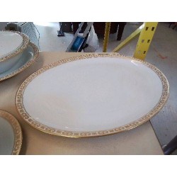 PLAT BLANC BORDURE DORÉ EN PORCELAINE 