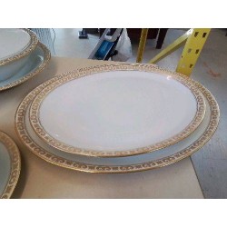 PLAT BLANC BORDURE DORÉ EN PORCELAINE 