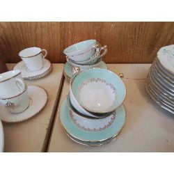 PETITE TASSE ET SOUCOUPE BLEU BORDURE DORÉ 