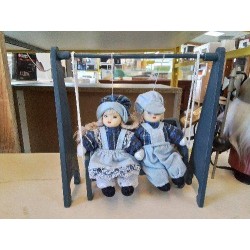 PETITE POUPÉE BANC BLEU 