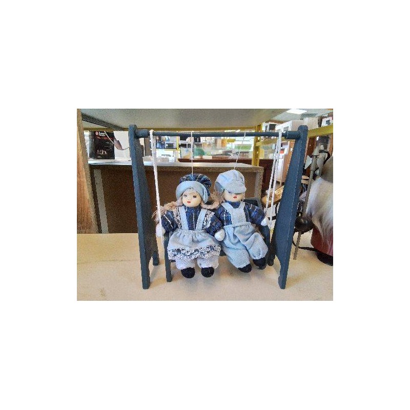 PETITE POUPÉE BANC BLEU 