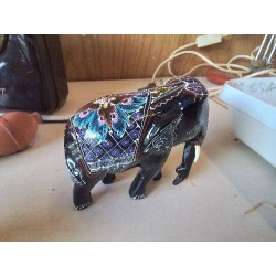 PETIT ÉLÉPHANT EN BOIS LAQUÉ 