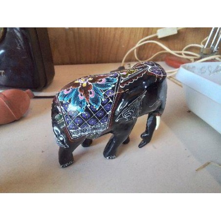 PETIT ÉLÉPHANT EN BOIS LAQUÉ 