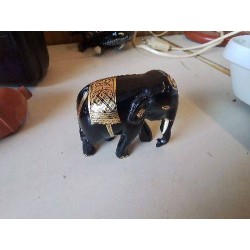 PETIT ÉLÉPHANT EN BOIS LAQUÉ 