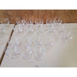 PETIT VERRE EN CRISTAL AVEC MOTIF 