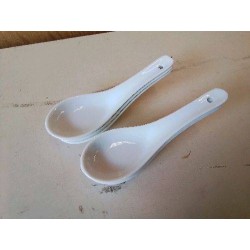 LOT DE 6 CUILLÈRES EN PORCELAINE 