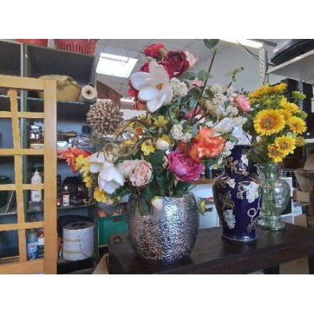 COMPOSITION FLORAL SYNTHÉTIQUE AVEC SON VASE 