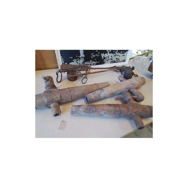 ROBINET EN BOIS ANCIEN 