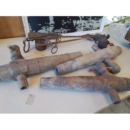 ROBINET EN BOIS ANCIEN 