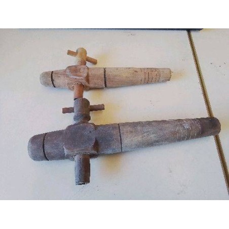ANCIEN PETIT ROBINET EN BOIS 