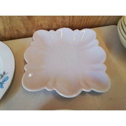 PLAT EN PORCELAINE 
