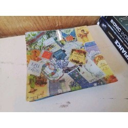 LOT DE 4  PETITES ASSIETTES 