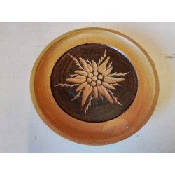 ASSIETTE EN BOIS SCULPTÉ 