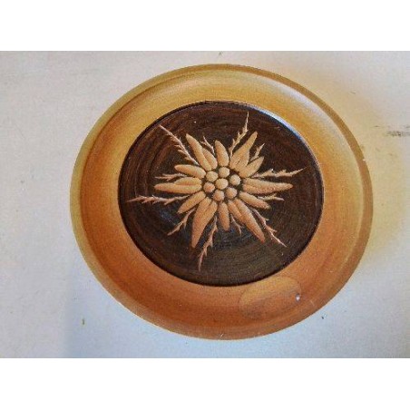 ASSIETTE EN BOIS SCULPTÉ 