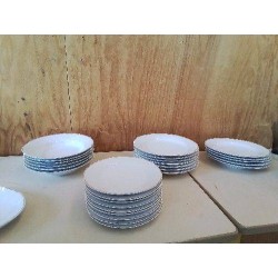 ASSIETTE BLANCHE EN PORCELAINE BORDURE DORÉ 