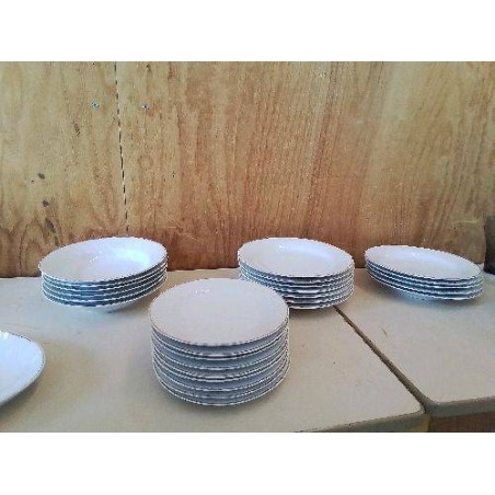 ASSIETTE BLANCHE EN PORCELAINE BORDURE DORÉ 