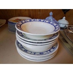 ASSIETTE EN PORCELAINE BORDURE BLEU MOTIF FLORAL 