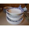 ASSIETTE EN PORCELAINE BORDURE BLEU MOTIF FLORAL 
