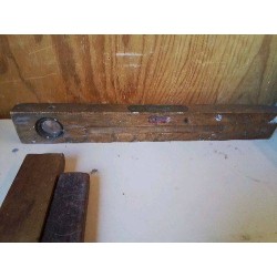 ANCIEN NIVEAU EN BOIS