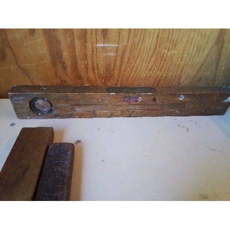 ANCIEN NIVEAU EN BOIS