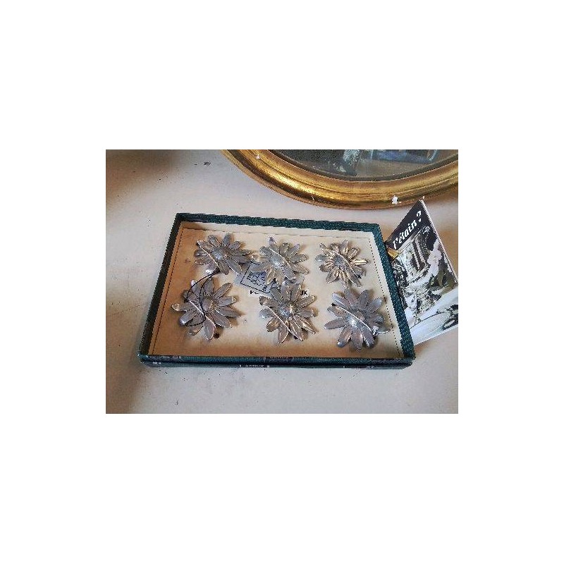 COFFRET REPOSE COUTEAU EN ETAIN EN FORME DE FLEUR 