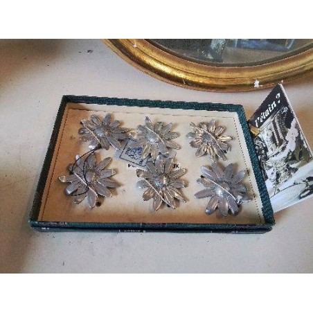COFFRET REPOSE COUTEAU EN ETAIN EN FORME DE FLEUR 