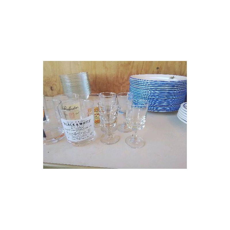 LOT DE 4 PETIT VERRE A LIQUEUR SUR PIED