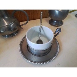 TASSE EN PORCELAINE ET EN ETAIN