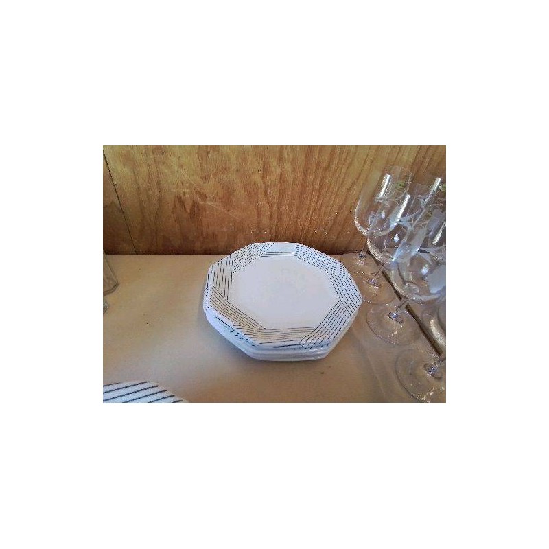 LOT DE 8 ASSIETTES BLANCHE ET NOIRE ARCOPAL 