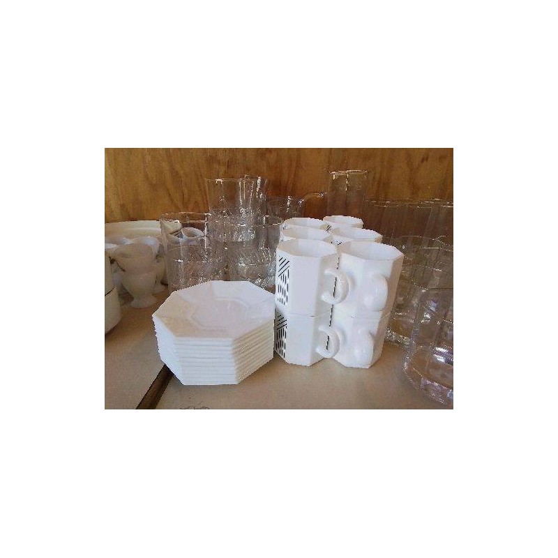 TASSE AVEC SOUCOUPE BLANCHE ET NOIRE ARCOPAL 