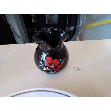 PETIT VASE NOIR A FLEURS ROUGE 