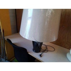 LAMPE NOIR EN GRANITE AVEC ABAJOUR BLANC 