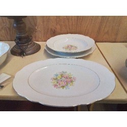 PLAT PORCELAINE BLANCHE MOTIF FLORAL 