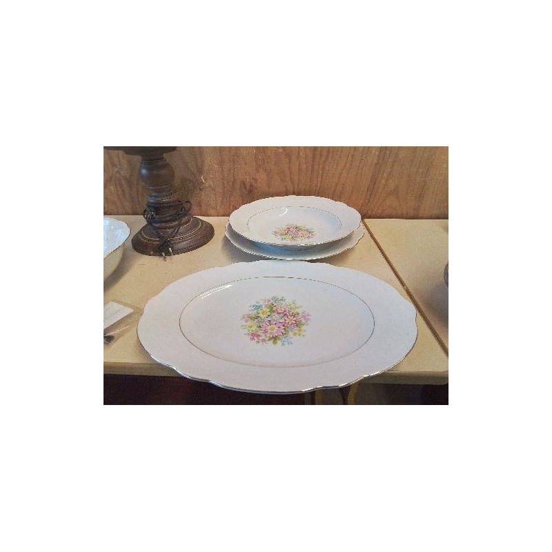 PLAT PORCELAINE BLANCHE MOTIF FLORAL 