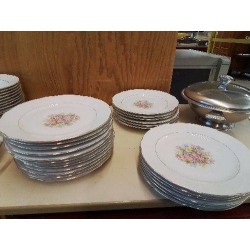LOT DE 6 ASSIETTES PLATES PORCELAINE BLANCHE MOTIF FLORAL 