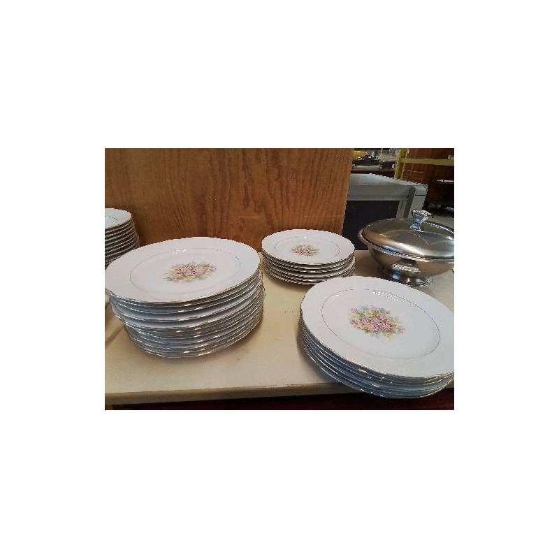 LOT DE 6 ASSIETTES PLATES PORCELAINE BLANCHE MOTIF FLORAL 