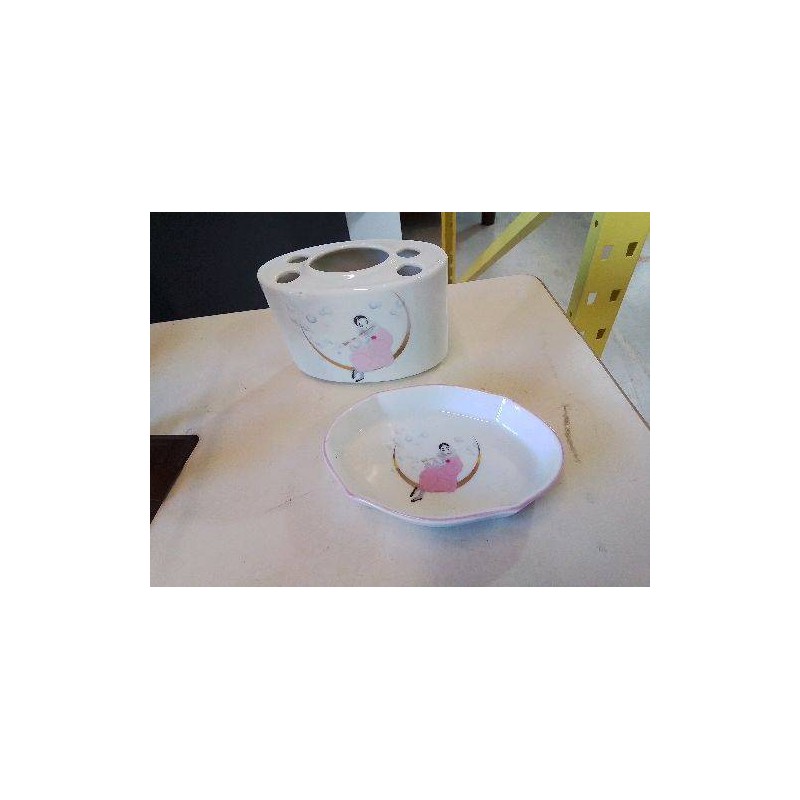 NECESSAIRE DE TOILETTE EN PORCELAINE 