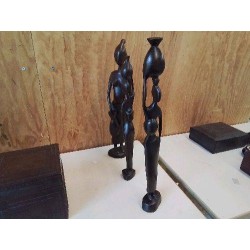 STATUETTE AVEC VASE EN NOIR