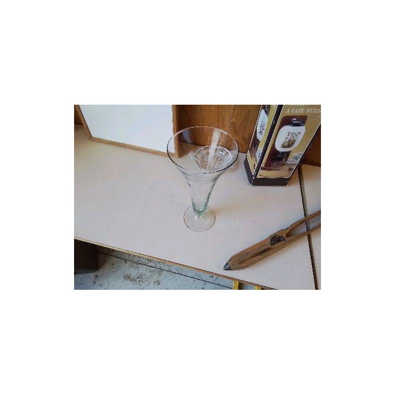 GRAND VASE EN VERRE