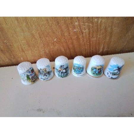 DÉ À COUDRE EN PORCELAINE 