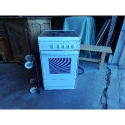 CUISINIÈRE ÉLECTRIQUE ET PLAQUE VITROCERAMIQUE