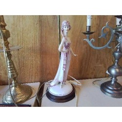 LAMPE DAME DE PORCELAINE 