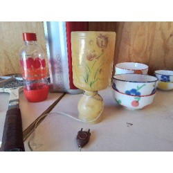 PETITE LAMPE EN ALBATRE AVEC MOTIF FLORAL 