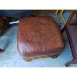 POUF EN CUIR