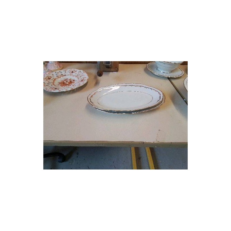 PLAT OVALE EN PORCELAINE 